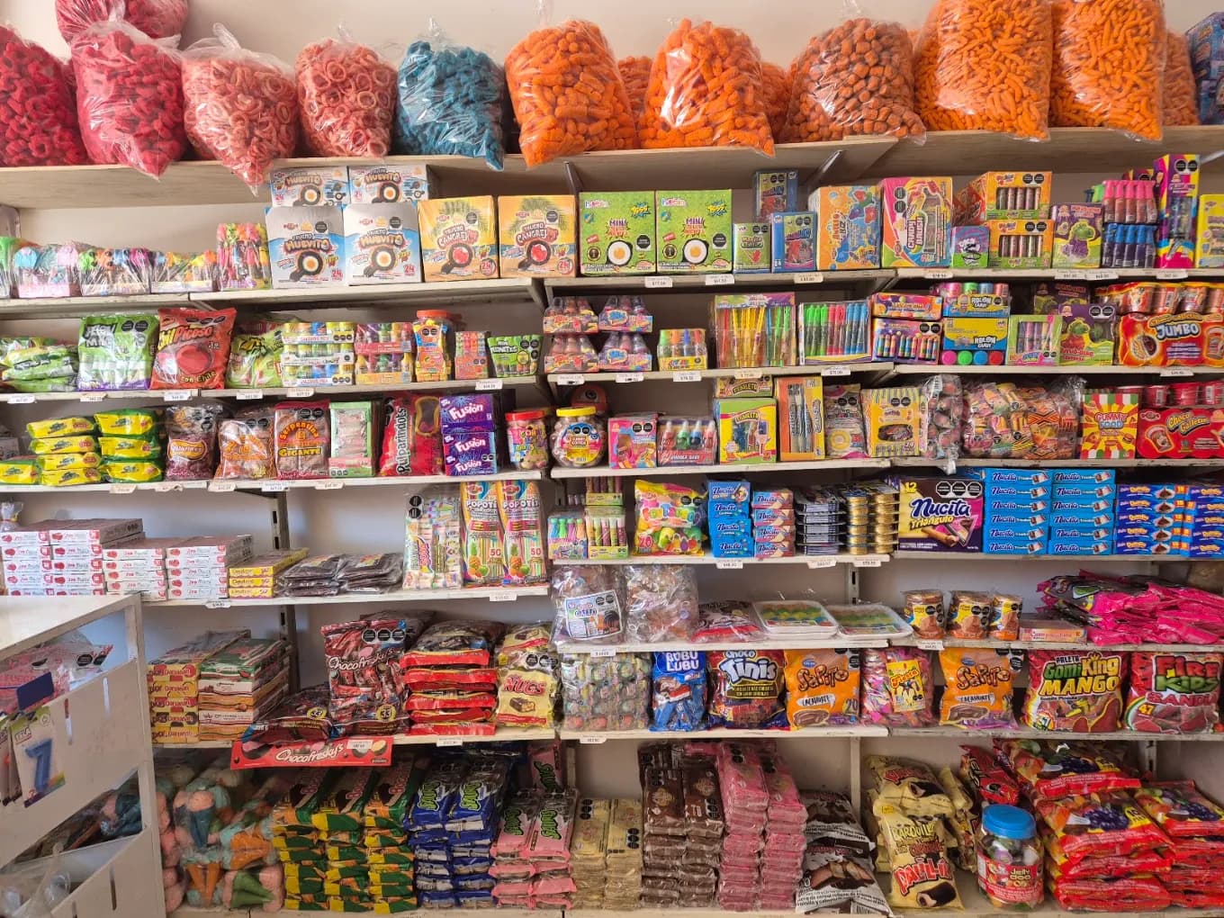 Dulces a granel y cajas de producto en los anaqueles
